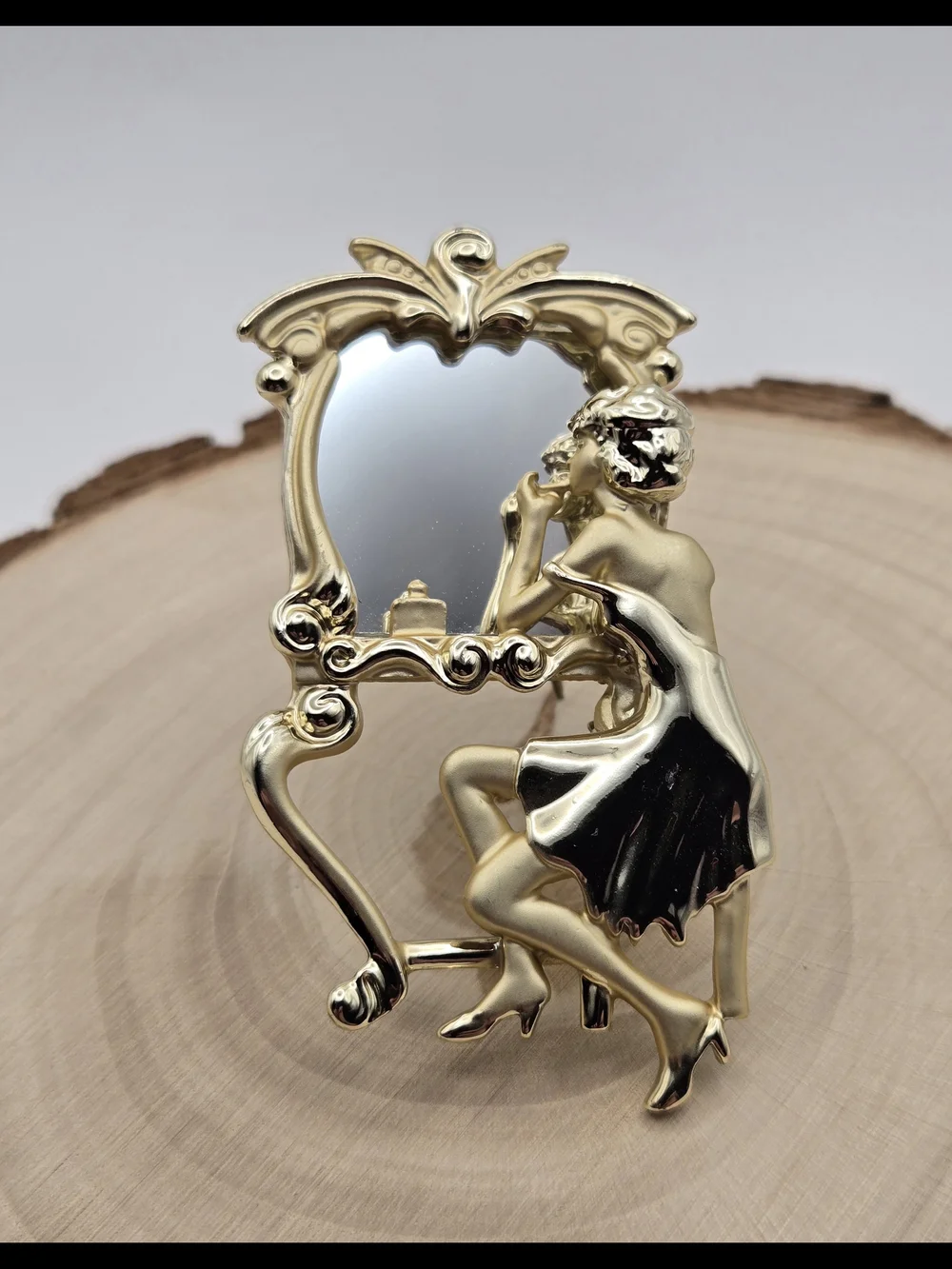 Vintage AJC Gold Tone Lady at Vanity Brooch – Figural Boudoir Pin - Picture 3 of 6